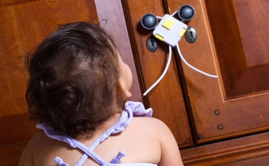 خرید قفل کابینت کودک در فروشگاه فسقلی| فروشگاه سیسمونی و اسباب بازی فسقلی