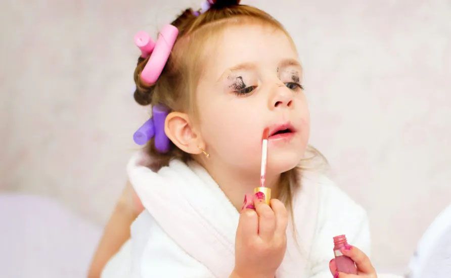 نکات مهم در خرید اسباب بازی آرایشی دخترانه