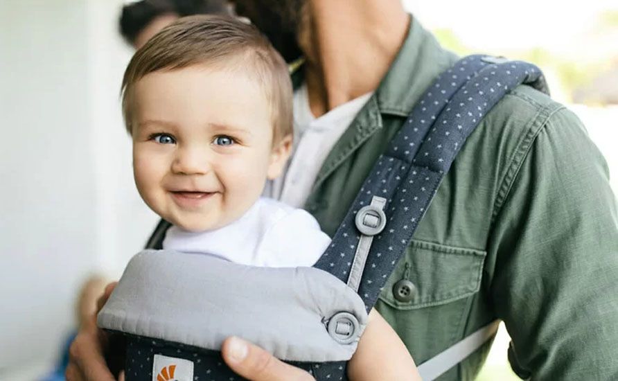 آیا استفاده از آغوشی برای نوزادان بی خطر است؟| فروشگاه سیسمونی فسقلی