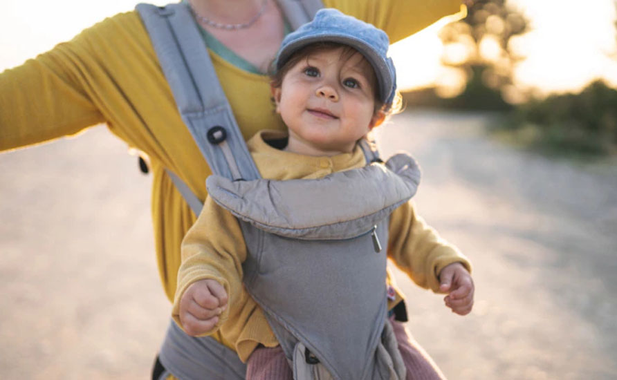 آغوشی نوزاد چیست | از چند ماهگی می‌توان کودک را در آغوشی گذاشت؟